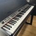 Pian electric 64 de clape suport de lemn,